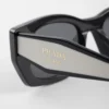 Γυαλιά ηλίου με το λογότυπο της Prada Γυαλιά ηλίου με το λογότυπο της Prada