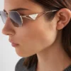 Γυαλιά ηλίου με το Prada Triangle λογότυπο Γυαλιά ηλίου με το Prada Triangle λογότυπο