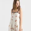 Κεντημένο μίνι φόρεμα από λινό με floral μοτίβο Κεντημένο μίνι φόρεμα από λινό με floral μοτίβο
