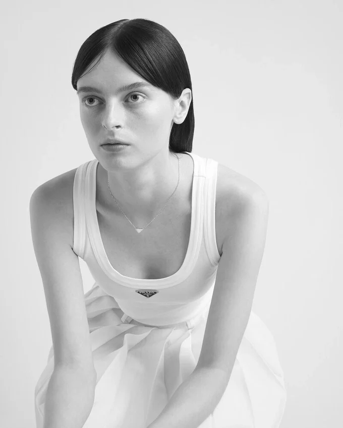 Κολιέ με μικροσκοπικό τρίγωνο από αιώνιο χρυσό σε λευκόχρυσο και διαμάντια Κολιέ με μικροσκοπικό τρίγωνο από αιώνιο χρυσό σε λευκόχρυσο και διαμάντια