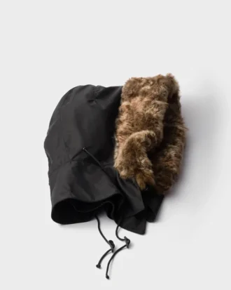 Κουκούλα από Re-Nylon και shearling