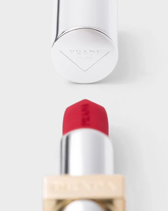 Κραγιόν Prada Monochrome Hyper Matte – R28 – Fuoco Κραγιόν Prada Monochrome Hyper Matte – R28 – Fuoco