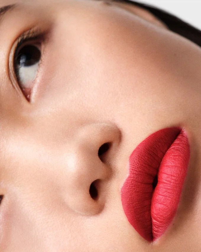Κραγιόν Prada Monochrome Hyper Matte – R28 – Fuoco Κραγιόν Prada Monochrome Hyper Matte – R28 – Fuoco