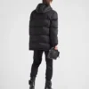 Μακρύ μπουφάν με γέμιση από Re-Nylon Μακρύ μπουφάν με γέμιση από Re-Nylon