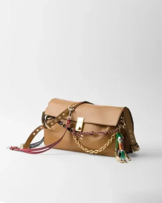Μεγάλη δερμάτινη τσάντα ώμου Prada Soft με διακοσμητικά στοιχεία Μεγάλη δερμάτινη τσάντα ώμου Prada Soft με διακοσμητικά στοιχεία