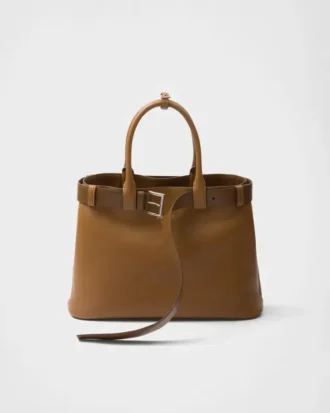 Μεγάλη δερμάτινη τσάντα Prada με αγκράφα και ζώνη