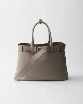 Μεγάλη δερμάτινη τσάντα Prada με αγκράφα και ζώνη