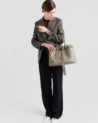 Μεγάλη δερμάτινη τσάντα Prada με αγκράφα και ζώνη