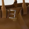 Μεγάλη δερμάτινη τσάντα Prada με αγκράφα και ζώνη