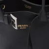 Μεγάλη δερμάτινη τσάντα Prada με αγκράφα και ζώνη Μεγάλη δερμάτινη τσάντα Prada με αγκράφα και ζώνη