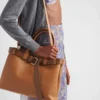 Μεγάλη δερμάτινη τσάντα Prada με αγκράφα και ζώνη