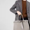 Μεγάλη δερμάτινη τσάντα Prada με αγκράφα και ζώνη