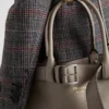 Μεγάλη δερμάτινη τσάντα Prada με αγκράφα και ζώνη