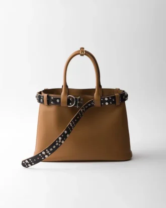 Μεγάλη δερμάτινη τσάντα Prada με αγκράφα και ζώνη με καρφιά