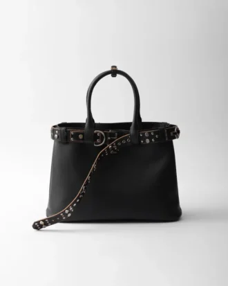 Μεγάλη δερμάτινη τσάντα Prada με αγκράφα και ζώνη με καρφιά