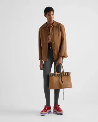 Μεγάλη δερμάτινη τσάντα Prada με αγκράφα και ζώνη με καρφιά