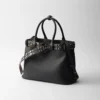 Μεγάλη δερμάτινη τσάντα Prada με αγκράφα και ζώνη με καρφιά Μεγάλη δερμάτινη τσάντα Prada με αγκράφα και ζώνη με καρφιά