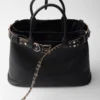 Μεγάλη δερμάτινη τσάντα Prada με αγκράφα και ζώνη με καρφιά Μεγάλη δερμάτινη τσάντα Prada με αγκράφα και ζώνη με καρφιά