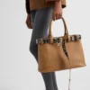 Μεγάλη δερμάτινη τσάντα Prada με αγκράφα και ζώνη με καρφιά Μεγάλη δερμάτινη τσάντα Prada με αγκράφα και ζώνη με καρφιά