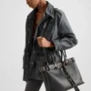 Μεγάλη δερμάτινη τσάντα Prada με αγκράφα και ζώνη με καρφιά Μεγάλη δερμάτινη τσάντα Prada με αγκράφα και ζώνη με καρφιά
