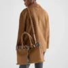 Μεγάλη δερμάτινη τσάντα Prada με αγκράφα και ζώνη με καρφιά Μεγάλη δερμάτινη τσάντα Prada με αγκράφα και ζώνη με καρφιά