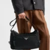 Μεγάλη τσάντα ώμου από Re-Nylon και δέρμα Saffiano
