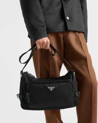 Μεγάλη τσάντα ώμου από Re-Nylon και δέρμα Saffiano