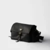 Μεγάλη τσάντα ώμου Prada Explore από δέρμα Nappa με πτερύγιο Μεγάλη τσάντα ώμου Prada Explore από δέρμα Nappa με πτερύγιο