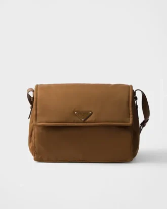 Μεγάλη τσάντα ώμου Prada Traveller με επένδυση από Re-Nylon
