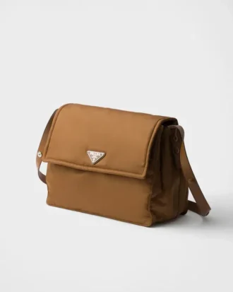 Μεγάλη τσάντα ώμου Prada Traveller με επένδυση από Re-Nylon