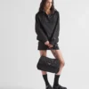 Μεγάλη τσάντα ώμου Prada Traveller με επένδυση από Re-Nylon