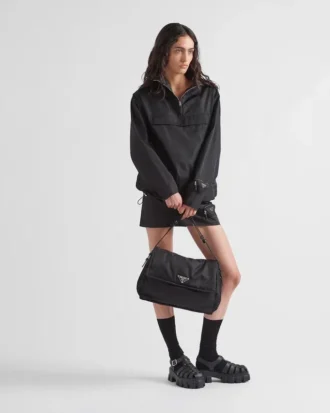 Μεγάλη τσάντα ώμου Prada Traveller με επένδυση από Re-Nylon