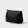 Μεγάλη τσάντα ώμου Prada Traveller με επένδυση από Re-Nylon