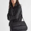 Μεγάλη τσάντα ώμου Prada Traveller με επένδυση από Re-Nylon