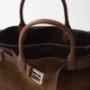 Μεγάλη τσάντα Prada από σουέτ με αγκράφα και ζώνη Μεγάλη τσάντα Prada από σουέτ με αγκράφα και ζώνη