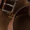 Μεγάλη τσάντα Prada από σουέτ με αγκράφα και ζώνη Μεγάλη τσάντα Prada από σουέτ με αγκράφα και ζώνη