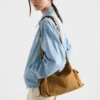 Μεγάλη τσάντα Prada Explore από σουέτ Μεγάλη τσάντα Prada Explore από σουέτ