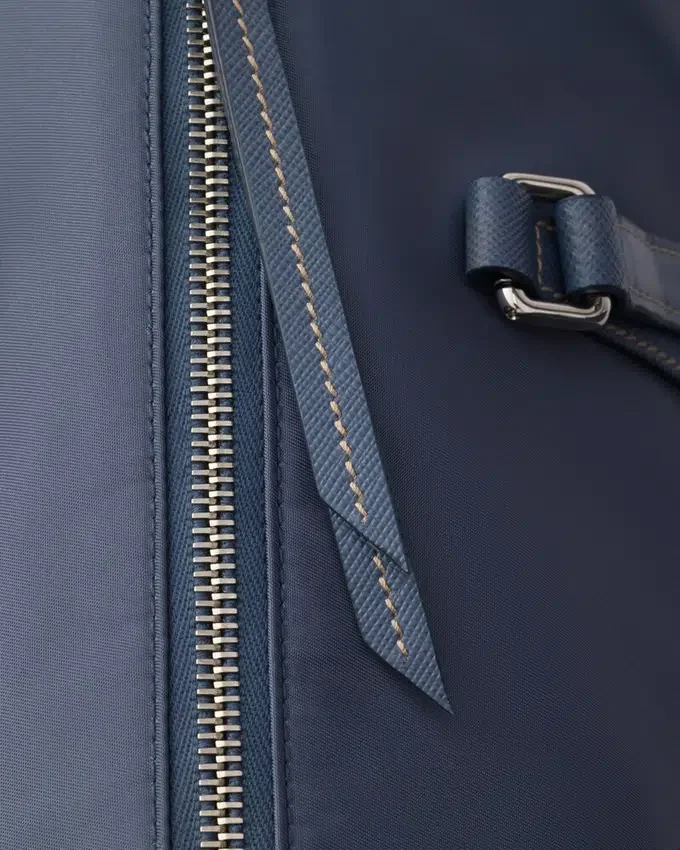 Μεγάλη τσάντα ταξιδίου από Re-Nylon και δέρμα Saffiano Μεγάλη τσάντα ταξιδίου από Re-Nylon και δέρμα Saffiano