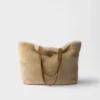 Μεγάλη τσάντα tote από shearling Μεγάλη τσάντα tote από shearling