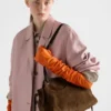 Μεγάλη τσάντα tote Prada από σουέτ Μεγάλη τσάντα tote Prada από σουέτ