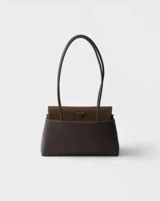 Μεσαία δερμάτινη τσάντα Prada Passage με πτερύγιο από Re-Nylon Μεσαία δερμάτινη τσάντα Prada Passage με πτερύγιο από Re-Nylon