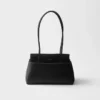 Μεσαία δερμάτινη τσάντα Prada Passage με πτερύγιο από Re-Nylon Μεσαία δερμάτινη τσάντα Prada Passage με πτερύγιο από Re-Nylon