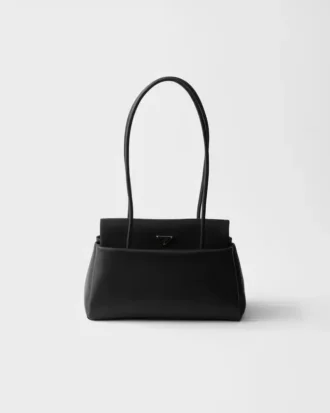 Μεσαία δερμάτινη τσάντα Prada Passage με πτερύγιο από Re-Nylon Μεσαία δερμάτινη τσάντα Prada Passage με πτερύγιο από Re-Nylon