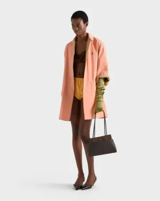 Μεσαία δερμάτινη τσάντα Prada Passage με πτερύγιο από Re-Nylon Μεσαία δερμάτινη τσάντα Prada Passage με πτερύγιο από Re-Nylon