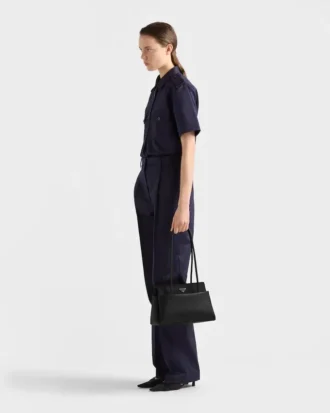 Μεσαία δερμάτινη τσάντα Prada Passage με πτερύγιο από Re-Nylon Μεσαία δερμάτινη τσάντα Prada Passage με πτερύγιο από Re-Nylon