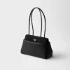 Μεσαία δερμάτινη τσάντα Prada Passage με πτερύγιο από Re-Nylon Μεσαία δερμάτινη τσάντα Prada Passage με πτερύγιο από Re-Nylon