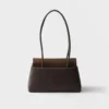 Μεσαία δερμάτινη τσάντα Prada Passage με πτερύγιο από Re-Nylon Μεσαία δερμάτινη τσάντα Prada Passage με πτερύγιο από Re-Nylon