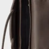 Μεσαία δερμάτινη τσάντα Prada Passage με πτερύγιο από Re-Nylon Μεσαία δερμάτινη τσάντα Prada Passage με πτερύγιο από Re-Nylon