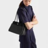 Μεσαία δερμάτινη τσάντα Prada Passage με πτερύγιο από Re-Nylon Μεσαία δερμάτινη τσάντα Prada Passage με πτερύγιο από Re-Nylon