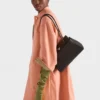 Μεσαία δερμάτινη τσάντα Prada Passage με πτερύγιο από Re-Nylon Μεσαία δερμάτινη τσάντα Prada Passage με πτερύγιο από Re-Nylon